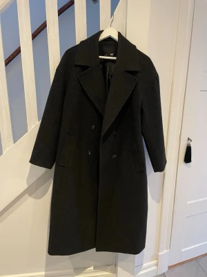 Lång kappa - Mörkgrå lång kappa från lager 157 i storlek S, i nytt skick!😊