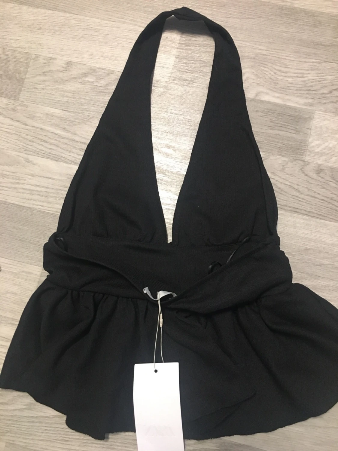 Svart urringad topp med volang - 2