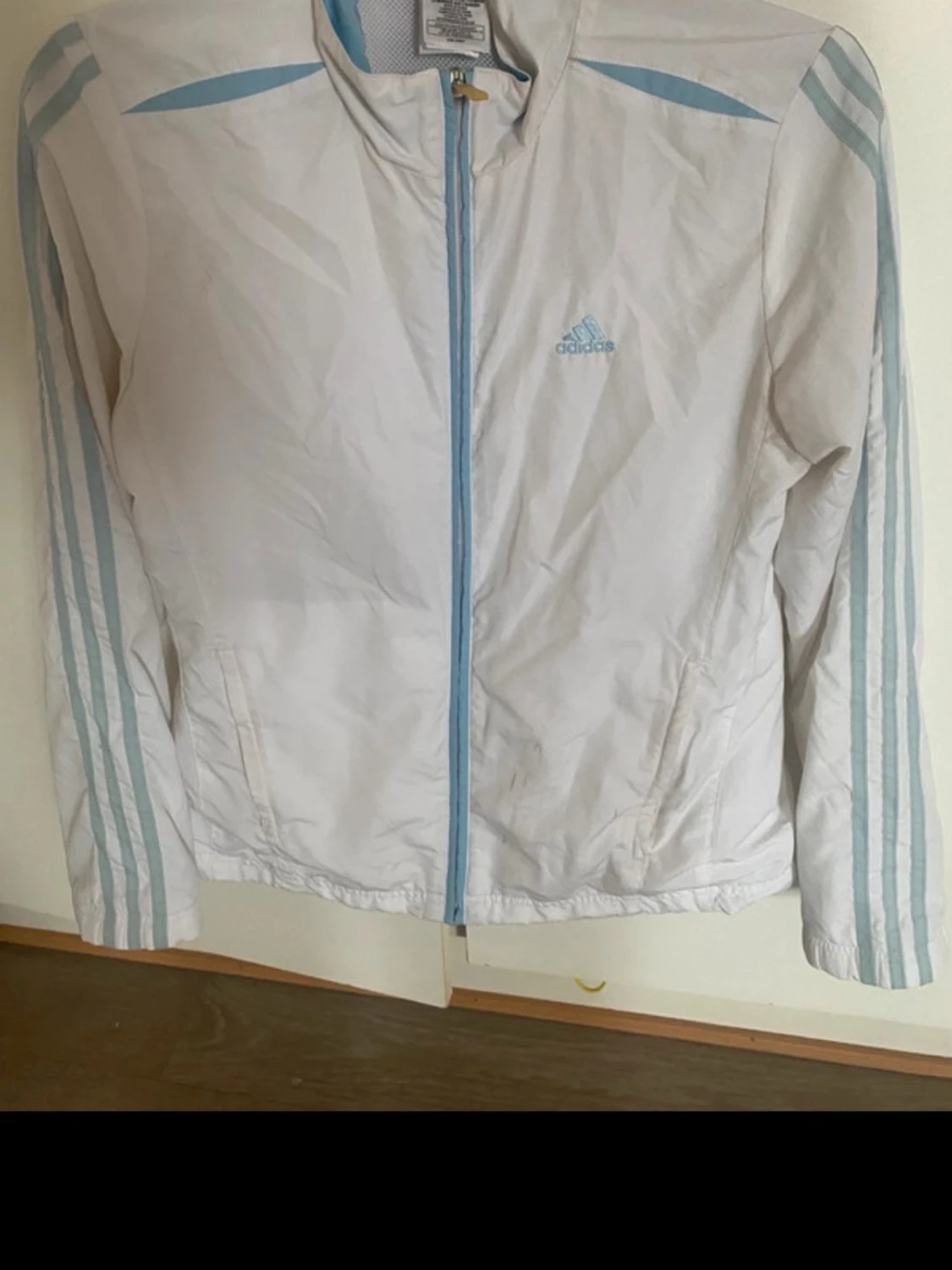 Vit vindjacka från Adidas med blå detaljer