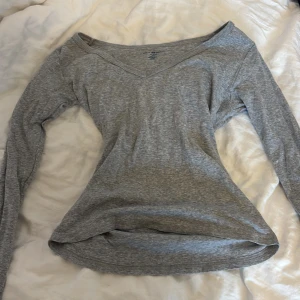 Grå långärmad topp Brandy Melville😊 - Långärmad, jättemjuk tröja från Brandy Melville. Aldrig direkt använt den så det finns inga märken😊Den kramar runt kroppen 😊👍