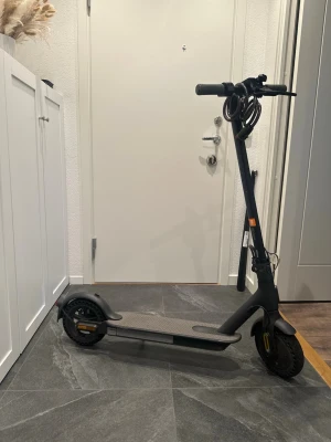 El scooter  - En bra scooter i bra skick använd ett par gånger, jag köpte nya däck och satte in dem för 1000kr. Batteriet funkar som den ska. Den kör 20km/h 
