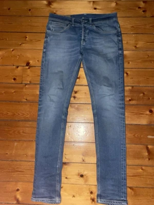 Dondup  - Säljer ett par blå dondup jeans med snygga tvättade detaljer och klassisk femficksdesign. Jeansen har normal midja och smal passform hela vägen ner. Materialet är mjukt jeans-tyg som sitter skönt och följer kroppen. Perfekta till sneakers eller boots.