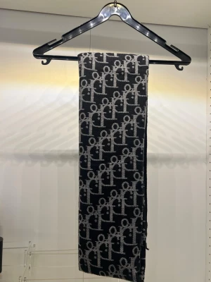 DlOR scarf - Säljer en helt ny scarf från Dior✅                                       Pris: 500                                                                Skick: Ny                                                                    Färg:Svart                                                                          Fraktar inom 24h 📦🚚