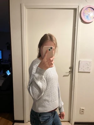 Ljusgrå kabelstickad tröja - Superfin ljusgrå kabelstickad tröja från WOW.