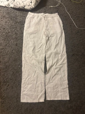 Vita linnebyxor från Gina Tricot - Vita linnebyxor Gina 