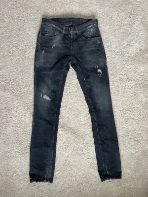 Dondup George jeans - Dondup George i storlek 30. Nypris 3700 säljer för 1299 endast! Inprincip helt nya! Slitningar från fabrik!