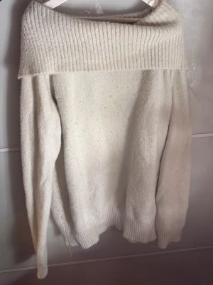 Vit offshoulder stickad tröja Lindex - Mysig vit stickad tröja från Lindex med bred ribbad offshoulder-krage. Långärmad modell i mjukt material som passar perfekt till kyliga dagar. Enkel att styla med jeans eller kjol för en clean look. Passar mig som har storlek S/M🥰