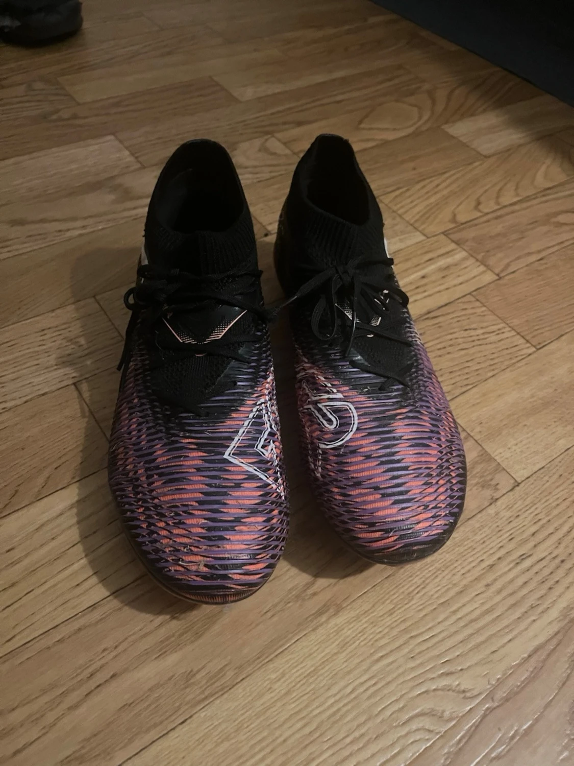 Puma fotbollsskor i svart och orange - 2