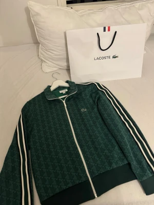 Lacoste monogram - Grön Lacoste monogram tröja storlek S bra skick påsen från butiken följer med