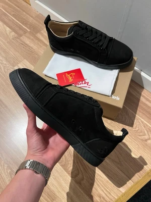 Christian Louboutin  - Ett par riktigt snygga Louboutin skor i helt nytt skick i storlek 44. Det ni ser i bakgrunden följer med vill innebär, dustbag, kartong och det klassiska röda Louboutin kortet. Priset kan diskuteras vid snabb affär!! DMa om du har frågor!!