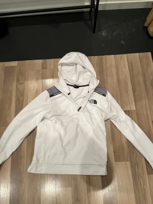 Hoddie från the north face - Skön hoddie med half zip från the north face. Spartsamt använd i storlek M