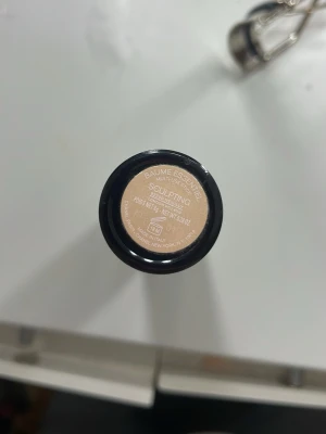 Chanel Baume Essentiel Sculpting stick - Chanel Baume Essentiel Multi-Use Stick i nyansen Sculpting. En krämig highlighter i stickformat med lyxig svart hylsa och ikonisk Chanel-logga på locket. Ger en naturlig glow och är enkel att applicera direkt på huden. Perfekt för att framhäva ansiktets höga punkter.