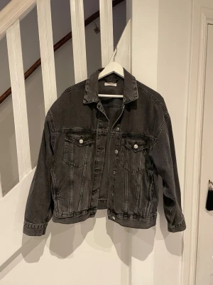 Jeansjacka  - Svart jeansjacka från Gina Tricot i storlek S, i mycket bra skick!😊