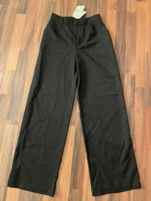 Nya svarta kostymbyxor H&M - Nya vida kostymbyxor i strl XS, från H&M. Frakt på 55kr (Postnord S påse, ej spårbart) eller Postnord skicka hem 84kr (spårbart) tillkommer.