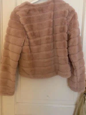 Ljusrosa pälsjacka från Gina Tricot  - Supermjuk och fluffig ljusrosa pälsjacka från Gina Tricot. Jackan har raka ärmar, horisontella sömmar och stängs med en diskret hake framtill. Helt Ny inte använd någon gång!Perfekt för dig som vill ha en statementjacka i garderoben.