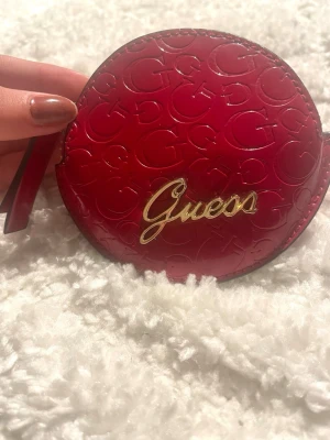 Röd guess plånbok  - Säljer en liten rund plånbok från guess. Inga skador eller slitage 🤗🤗