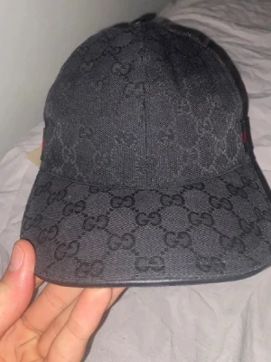 Gucci keps svart - Säljer min svarta Gucci keps då av att den inte kommer till användning längre. Kom privat för fler bilder
