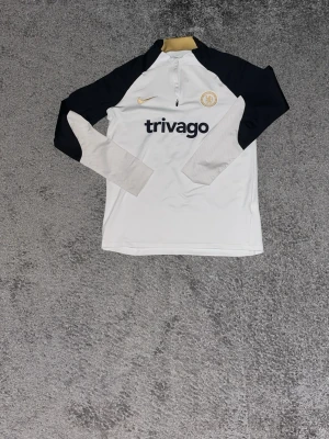 Chealsea tröja - En skön slim fit tröja med fina färger. Den är storlek 158-170 men funkar även som XS.