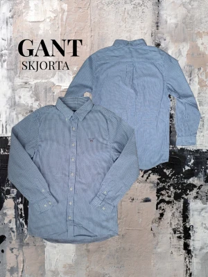 Skjorta från Gant - Säljer en snygg randig skjorta från Gant. Skjortan är i vitt och ljusblått med randigt mönster, helt felfri och i storleken 134-140 cm. Skriv gärna om ni har fler frågor eller vill ha mer bilder och för ytterligare ursnygga plagg (i större storlekar) checka in våran profil🤙