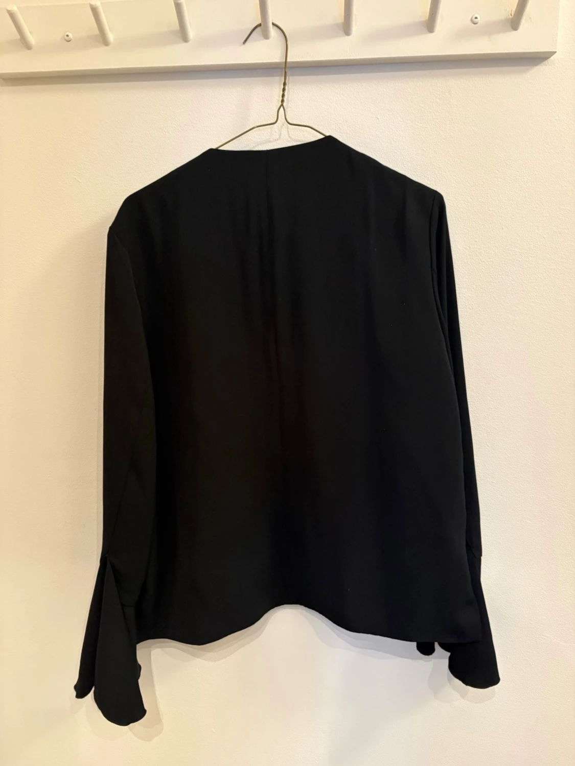 Svart kavaj med volangärm från Zara - 2