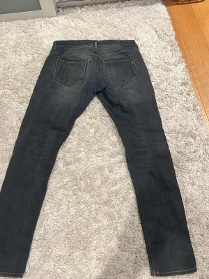 Dondup George  - Säljer ett par dondup George i storlek W33 i mycket mycket bra skick, för fler bilder kontakta mig 