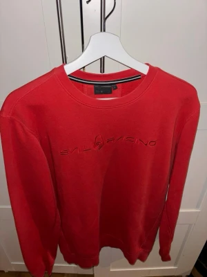 Röd Sail Racing sweatshirt L - En röd sweatshirt från Sail Racing i storlek L. Knappt använd så i mycket bra skick☺️