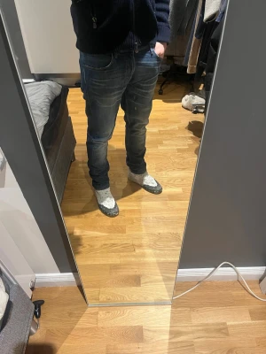 Blå tiger of Sweden jeans - Säljer ett par snygga blå jeans från tiger of Sweden  i storlek 33/32. Jeansen har klassisk femficksdesign, kontrastsömmar och en rak passform. Nypris på dessa ligger runt 2000kr vårt pris är 299!!!