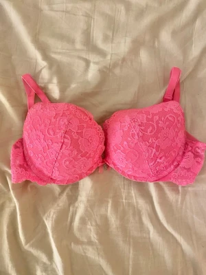 🩷Rosa push up bh!🩷 - Snygg push up-bh från Cubus i en stark rosa färg med spetsdetaljer över hela kuporna och sidorna. Bh:n har justerbara axelband och en liten rosett framtill. 