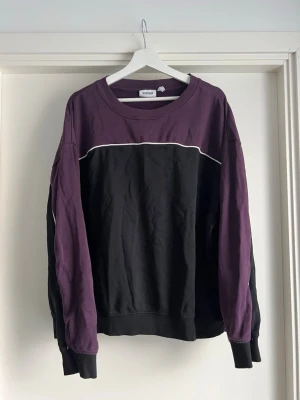 Weekday Lila Svart Tröja - Tröja / Crewneck sweater i lila svart vit från weekday storlek L / Large super bra oversized på mig som bruka ha s samma som nick nelson / kit Conner har på sig i säsong 1 av Heartstopper 