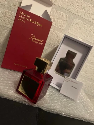 Baccarat Rouge 540 Extrait - Lyxig och ikonisk parfym från Maison Francis Kurkdjian Paris. Baccarat Rouge 540 Extrait de Parfum levereras i elegant röd förpackning och flaska. Perfekt för dig som vill sticka ut med en exklusiv doft.