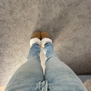 Ljusblå raka jeans  - Säljer ett par ljusblå jeans från H&M med klassisk femficksdesign och raka ben. Jeansen har normal passform och är mid waist. Inte andvända mycket alls är i stolek 38.