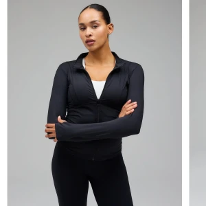Hyper Zip Blouse - Black - Oanvänd träningsjacka från Exercere. Storlek S/M. Originalpris 812 kr, pris kan diskuteras! 