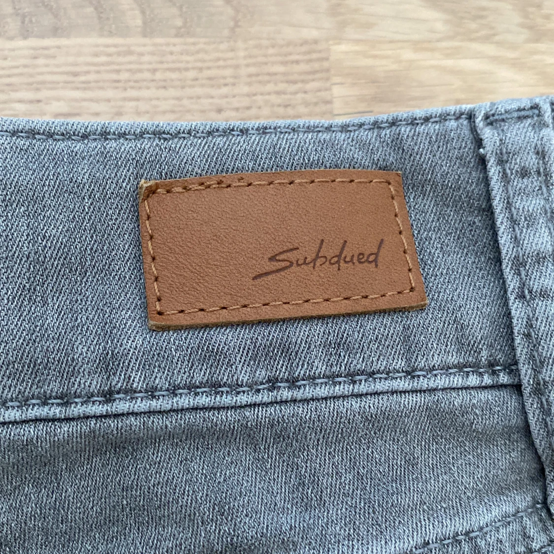 Grå jeansshorts från Subdued - 2