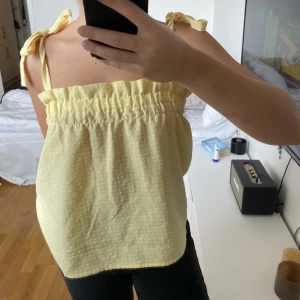 Gul topp - Gul topp med knytband vid axlarna! Jättefint skick💛