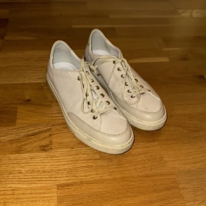 CQP Samples - Ett par samples från CQP, köptes på deras utförsäljning i slutet på april för 1900. Står ingen storlek i de men runt 40 ungefär. Modellen liknar deras bumper modell men i tyg istället. Har inte fysiskt kvitto pga att de köptes på utförsäljning men har digitalt kvitto. Använt 2-3 gånger men var för små på mig så har legat ett bra tag hemma. Ser mer beigea ut på bilderna pga telefonficklampan men de är lite vit/gråa i verkligheten. Skriv gärna vid frågor