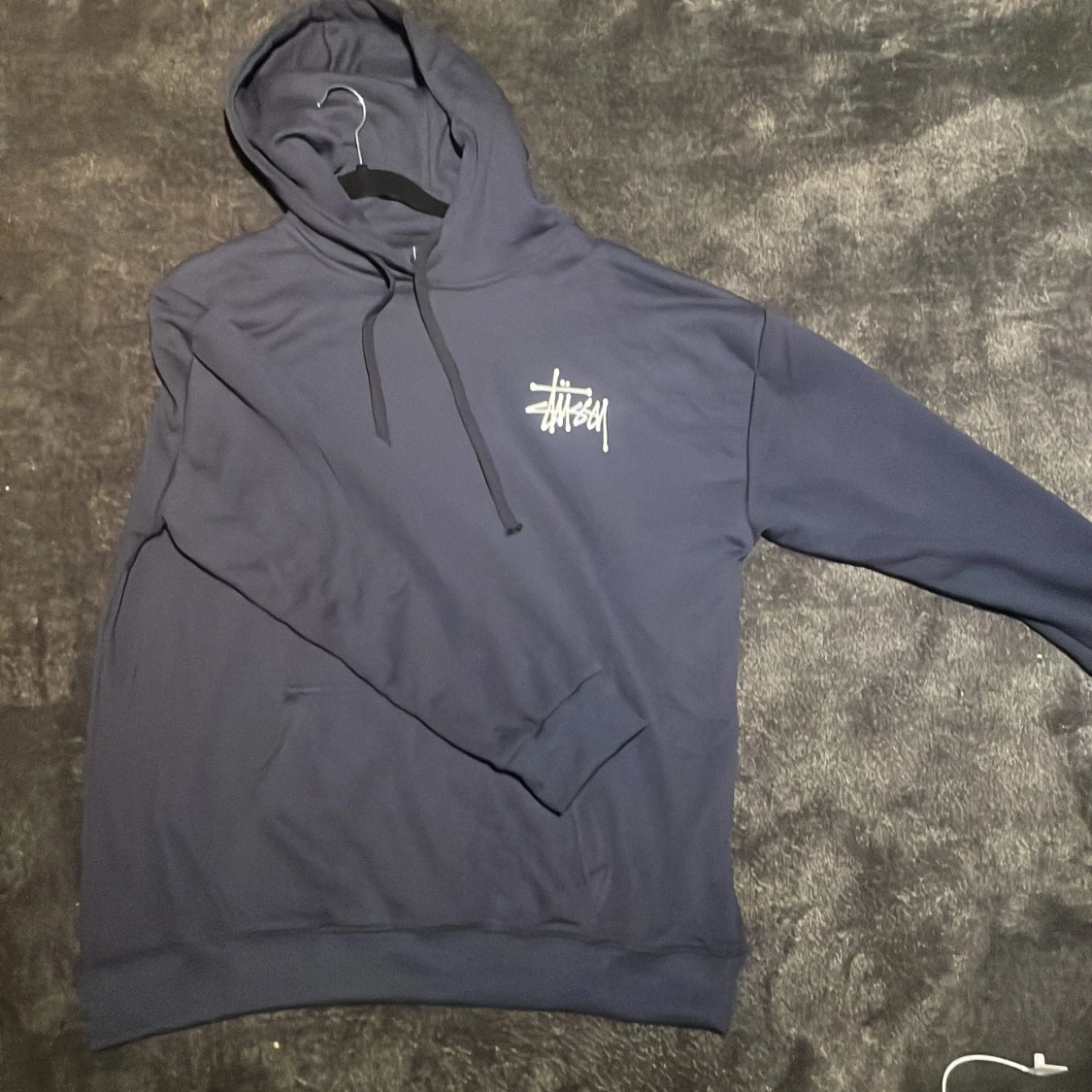 Mörkblå Stüssy hoodie med logga - 1