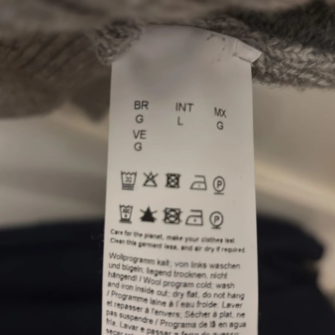 Grå stickad hoodie från BOSS - 2