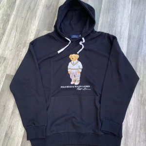 Ralph lauren polo bear hoodie - Tjena säljer nu denna feta Ralph lauren polo bear hoodien. Mycket bra skick inga fel på den! Pris kan diskuteras och hör av dig för minsta fundering!
