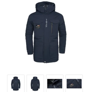 Mörkblå Sail Racing parkasjacka - Säljer en mörkblå parkasjacka från Sail Racing med huva och flera praktiska fickor. Jackan har logga och patch på bröstet, dragkedja och tryckknappar framtill. Materialet är slitstark polyester, perfekt för kalla dagar.