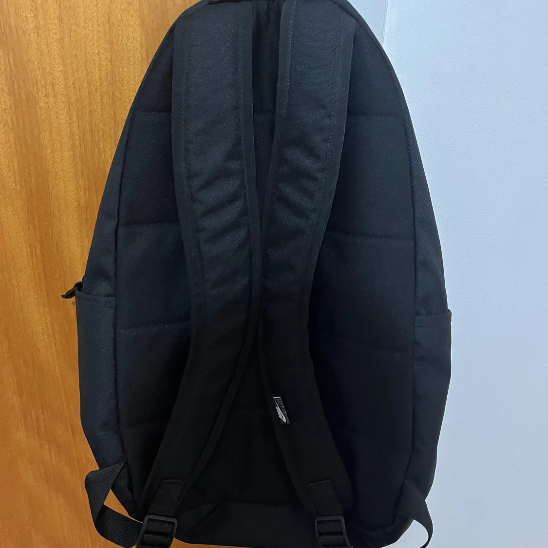 Svart ryggsäck från Nike med stor logga - 3