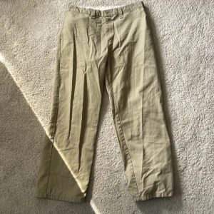 Beige Dickies chinos 34x30 - Beigea Dickies chinos, storleken e 34x30 rätt tunga ändå‼️🔥, dock säljer för de inte riktigt stilen jag köttar längre. Lite slitna där nere för jag brukade sagga som F4N men de inte värsta! Kom dm vi kan diskutera pris och sånt💯💯💯