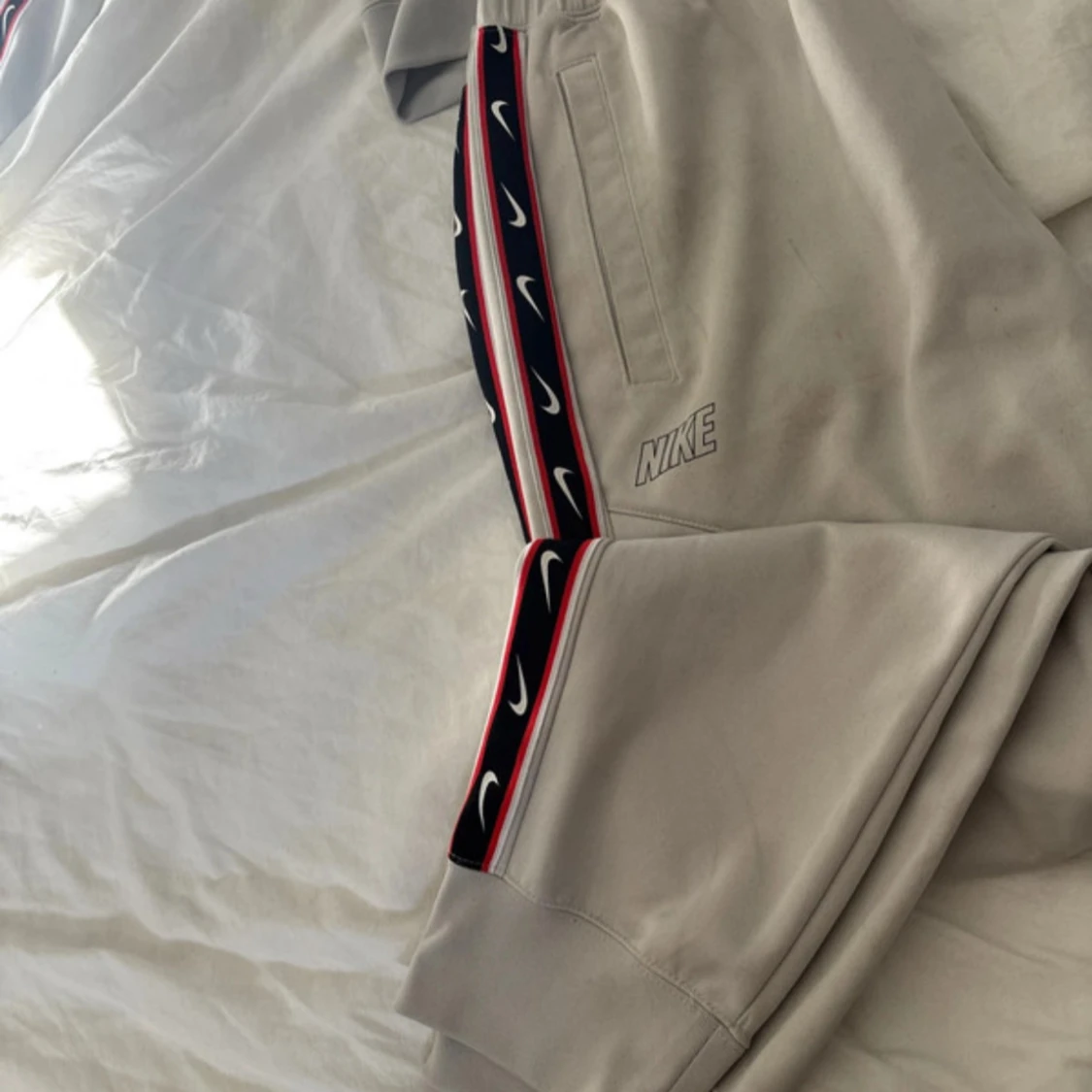 Grå mjukisbyxor från Nike med logoband - 1