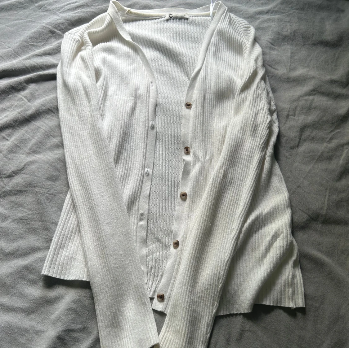 Vit ribbad kofta med knappar