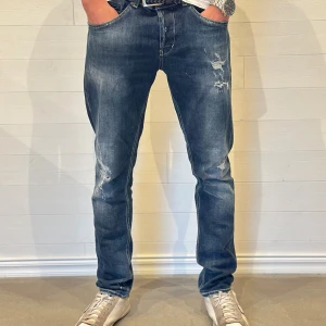 Dondup jeans - Tjena! Säljer nu mina dondup jeans för dem är lite för stora för mig. De är storlek 34 men passar 33. Säljer för 699kr men kan diskutera pris. Skriv direkt vid funderingar eller om du är sugen!💯