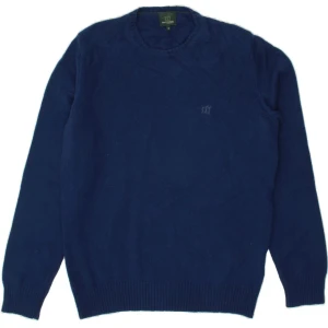 Mörkblå stickad tröja från Henry Cottons - Mörkblå stickad tröja från Henry Cottons med rund halsringning och logga broderad på bröstet. Storlek M men passar även S.