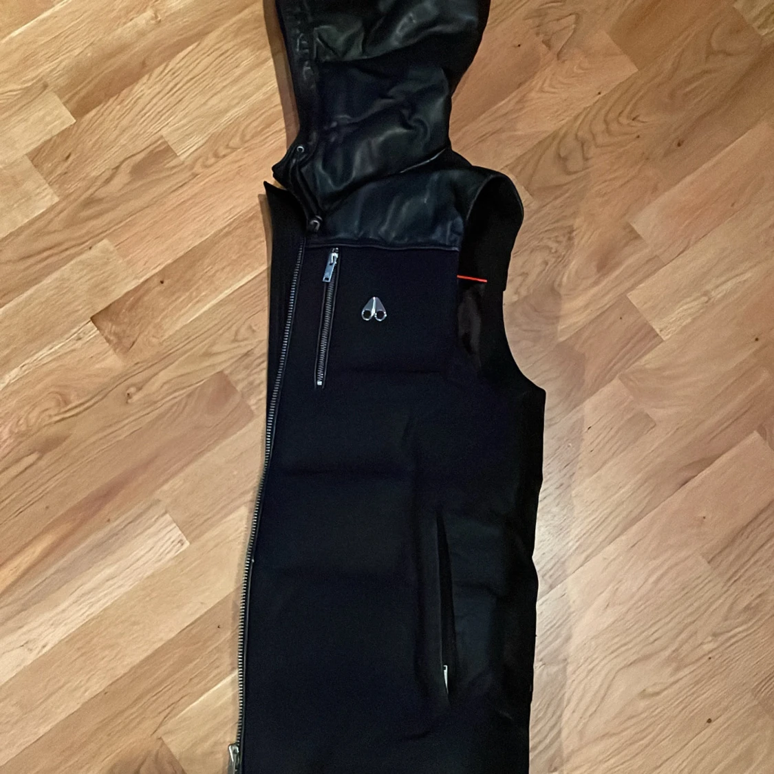 Svart dunväst från Moose Knuckles - 2