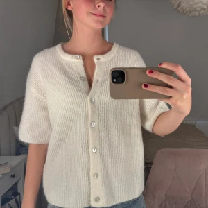 Vit stickad kofta från Gina Tricot - Jätte fin helt ny kofta ifrån Gina tricot 