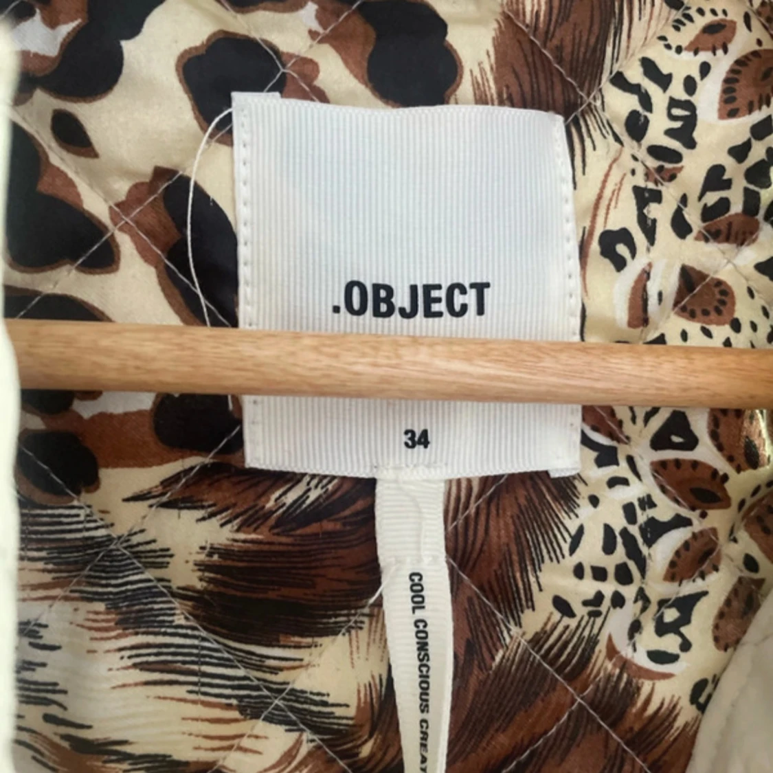 Lång quiltad beige väst med leopardfoder - 4