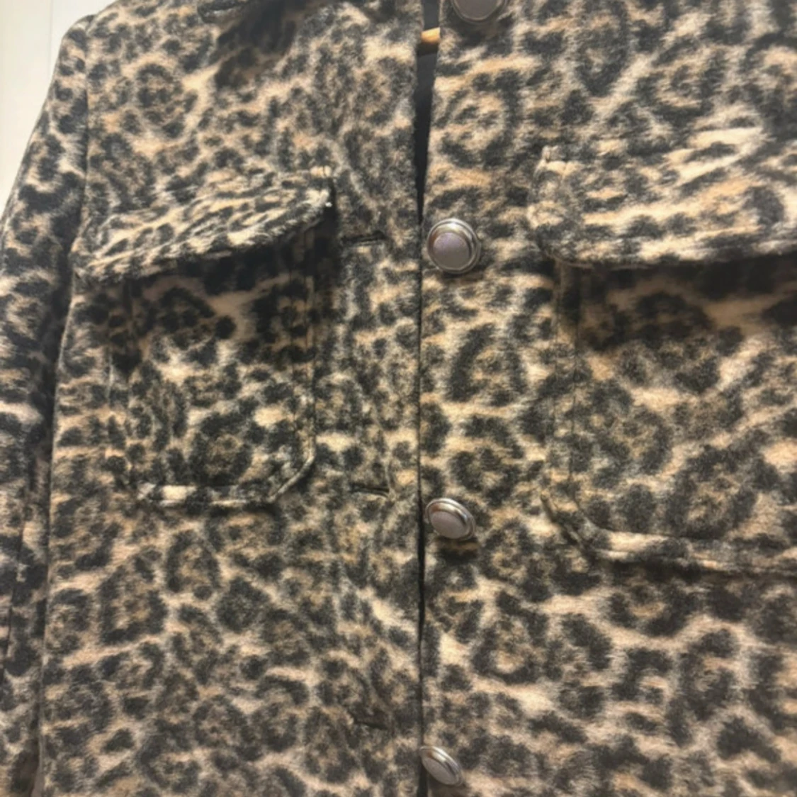 Leopardmönstrad jacka med fickor - 1