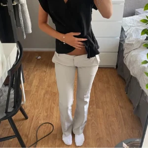 Ljusbeige lågmidjade kostymbyxor - Fina kostymbyxor i beige färg, de är modellen Vera! De har nöö på n slags fläck bak av tidigare ägare av byxorna. Sänljer då ja inte tyckte de passa mej. Bilderna är lånade!! ☺️